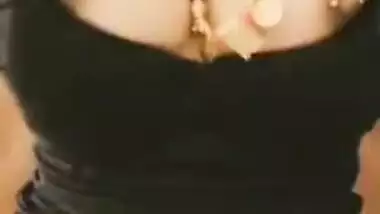 Tamil Desi XXX wife shows her beautiful ass and gives a perfect blowjob