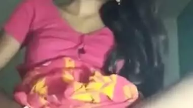 Teen Desi stunner shows young XXX pussy and fingers it in MMS clip