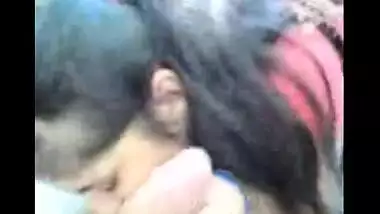 Desi chick gives a XXX blowjob to the MMS content maker outdoors