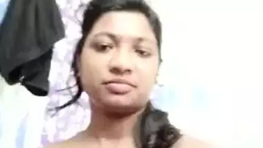 Single Desi lady is in a mood to expose her amazing XXX melons