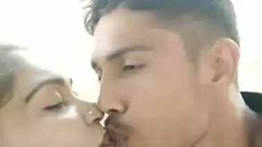 Desi slut loves the way macho man shoves tongue in her XXX mouth