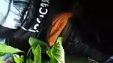 Sexy desi babe sucking huge cock in park while friend records