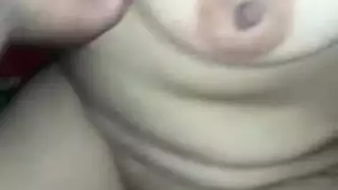 Desi housewife pulls bra up to flaunt natural XXX boobs and sex nipples