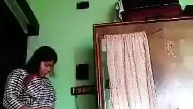 Man set camera in Desi girlfriend's room to film her XXX naked body