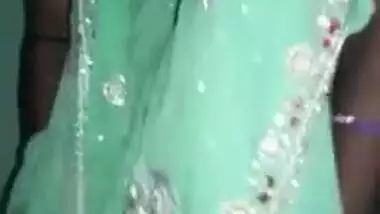 XXX whore in green sari can't hide from client who films her vagina
