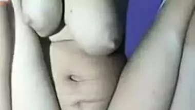 Kinky MMS video of sexy Desi slut sticking veggies into her XXX cunt