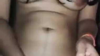 Sexy Asansol college Desi girl shows off boobs and gives a XXX handjob