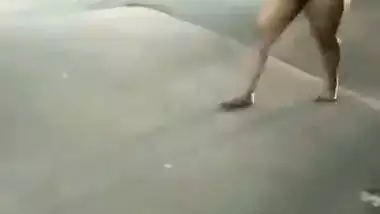 Indian nude MMS of a Kolkata slut walking naked on streets