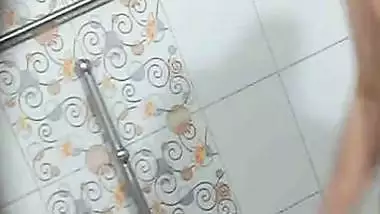 Hairy pussy MILF naked bath recorded by relative