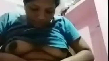 Desi pulls top up to show off her tits and perform XXX masturbation