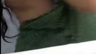 Indian outdoor mms of Desi bhabi caught by neighbor during bath