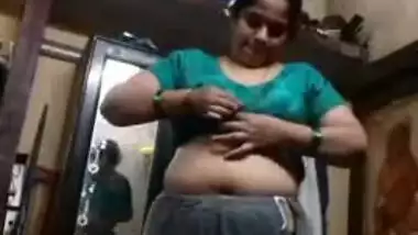 Housewife from a Desi country exposes her XXX zones in solo sex clip