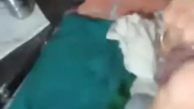 Desi XXX woman gets her wet pussy fucked by her young neighbour MMS