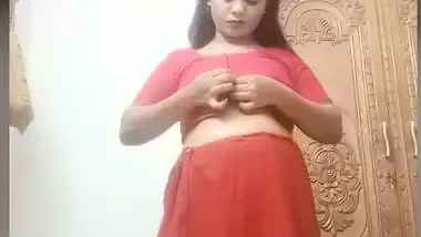 Striptease bhabhi in saree fingering her horny pussy