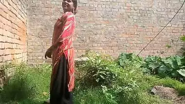 The guy fucks his married GF outdoors in a desi sex video