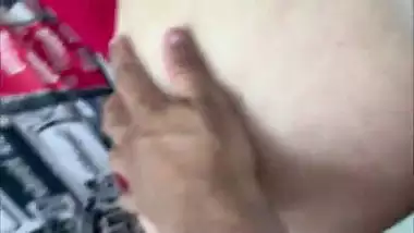 MORENA CULONA QUEDA ATRAPADA A CUATRO PATAS Y TERMINA CON UNA VERGA EN EL COÑO