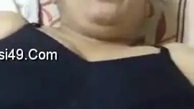 Fat Desi obediently lies in bed allowing guy to feel up her XXX opening