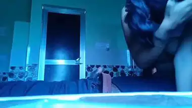 Virgin girlfriend riding dick of boyfriend viral MMS