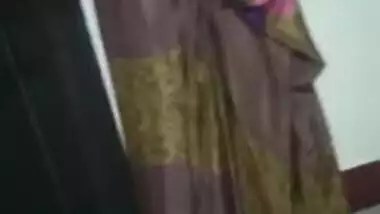 Desi babe takes her colorful sari down and remains naked XXX video