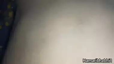 Desi Indian Bhabhi ki zabardast chudai unke ghar me jab unka pati bahar tha. Indian desi Hindi Sexy BF Video.