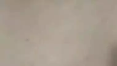 One look at wife's XXX decollete makes Indian fellow in mood for sex