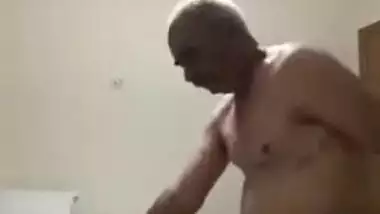 Rishu ki bua Sonu ko ghrpr aakr huka pine wale budhe n choda