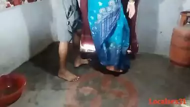 Kamlwali Pocha Lga Rhi Thi Ghar Ke Malik Ne Piche Se Gaand Mari
