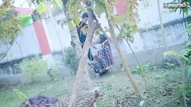 Desi Step Sister Ne apne bhae ka Bada Sa Lund Muh Me leti hai Public Garden Me Hindi Audio