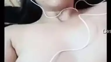 Desi female masturbates XXX pussy in bed for lover via video link