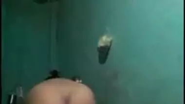 Unsatisfied Desi XXX chick shows her big tits and huge ass on camera