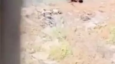 Man films Desi aunty peeing outdoors and leaks XXX video in MMS niche