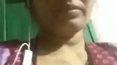 Malayali aunty showing boobs making a guy masturbate on the video call