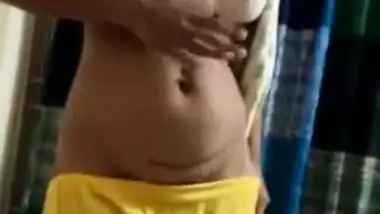 Lovers of porn can admire Desi housewife's twat in the close-up video