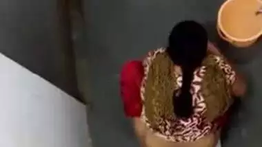Desi teen takes her pants down to wash the XXX pussy on sex camera