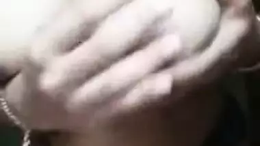 Husband buys a webcam and the paunchy Desi bitch shows tits on it
