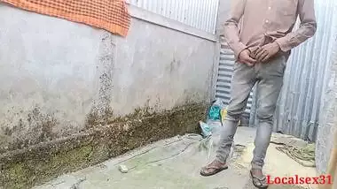 Horny village girl hides to have sex with Desi XXX lover in the yard