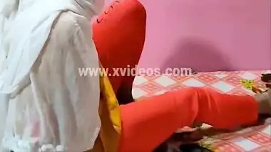 Indian Bhabhi, Hot Indian Aunty And Hot Indian In Aaj Badi Mushkil Se Padoshan Ko Ghar Pe Bulakar Chudki Ki