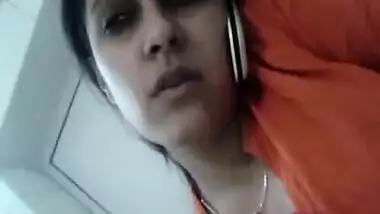 After XXX work classy Desi woman loves to have solo sex in bathroom