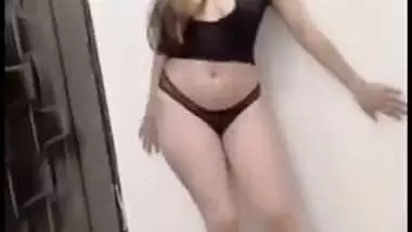 Homemade XXX video of Desi sweetie dancing nude in front of the cam