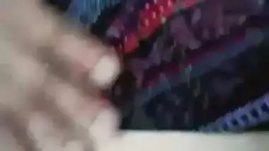 Chut ki video – Desi hottie showing yoni