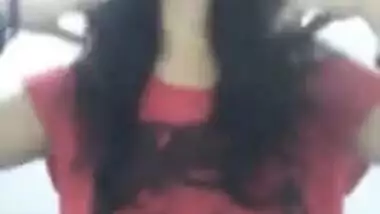 Indian Girl showing boobs saying “mujhe toh yaad hi nahi main bra nahi pahni hu”