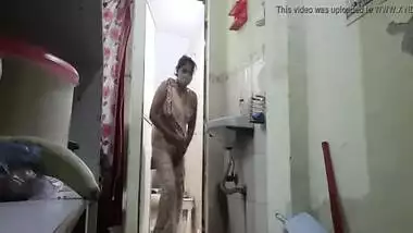 indian house wife cleaning her home and showing boobs and pussy in saare