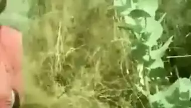 Desi bhabi In Saree Pussy Show in Outdoor! Indian aunty XXX video!