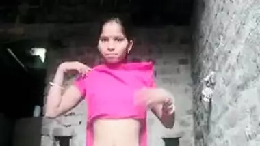 Camera is on so shy Desi girl can start exposing boobies and pussy