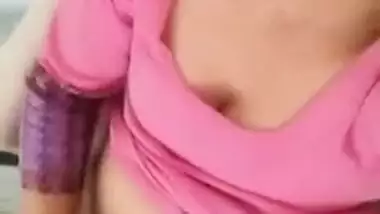 Wife in pink invites Indian viewers to watch solo XXX show with sex toy