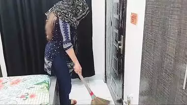 Hot XXX vid from of Desi maid using grass broom for pussy