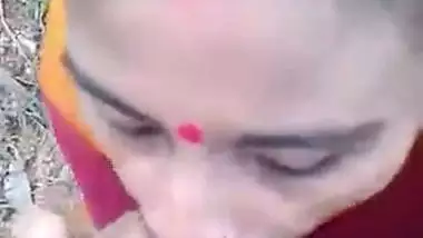 Bindi lady sucking lund – Outdoor blowjob sex