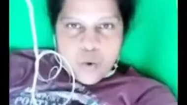 Desi mom is proud of saggy breasts and exposes them to the wanker