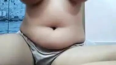 Amateur XXX webcam model takes bra and panties off for Desi clients