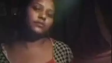 Female from India pulls her sari up to flash saggy XXX tits on camera